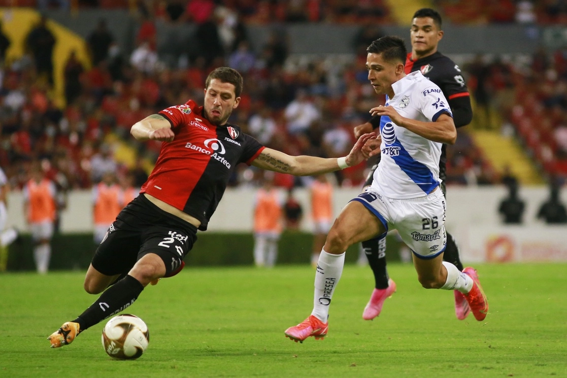 Hugo Nervo (I) del Atlas y Salvador Reyes (D) del Puebla disputan el balón. Foto Jam Media