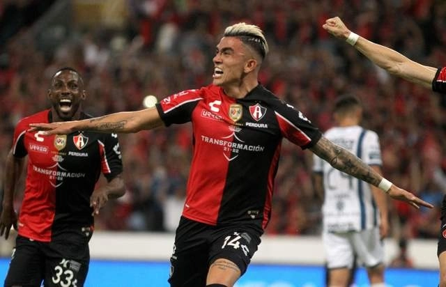 EL jugador del Atlas, Luis Reyes (c) festeja su anotación durante el encuentro. Foto Afp