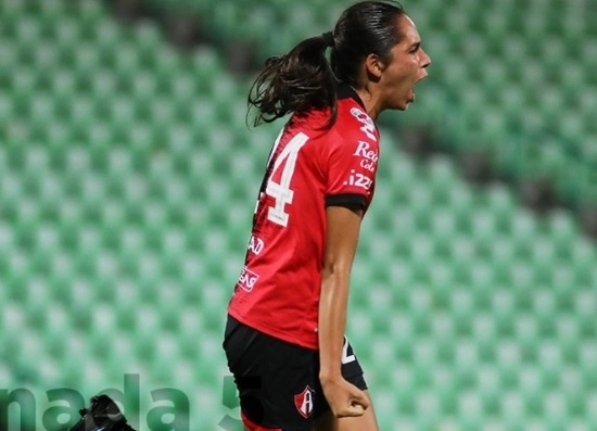 Valeria Razo del Atlas festeja su anotación durante el encuentro. Foto tomada de la cuenta de Twitter @LigaBBVAFemenil