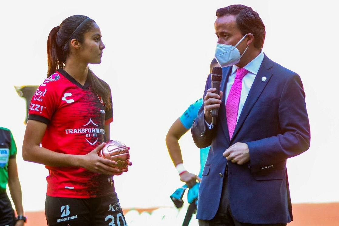 Mikel Arriola, presidente de la Liga MX premia a Alison González del Atlas como Mejor Jugadora Menor del torneo. Foto Tomada del Twitter @MikelArriolaP