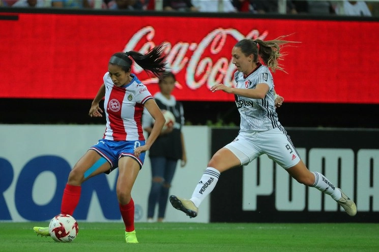 Con el triunfo, las rojinegras llegaron a 19 puntos y momentáneamente son líderes del torneo. Foto tomada de la cuenta de Twitter @ChivasFemenil