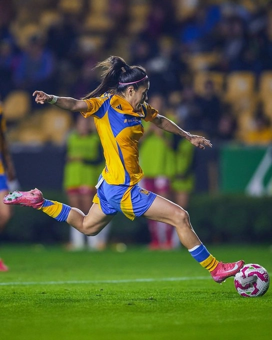 Las felinas intentaron reaccionar en la segunda mitad con un tanto de la mediocampista Lizbeth Ovalle. Foto @TigresFemenil