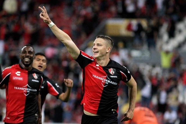 El delantero del Atlas, Julio Furch (c) festeja su anotación durante el encuentro. Foto Afp