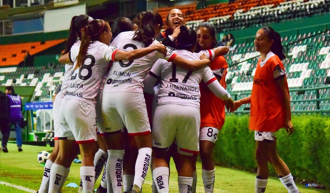 Las rojinegras celebran su triunfo. Foto @AtlasFCFemenil