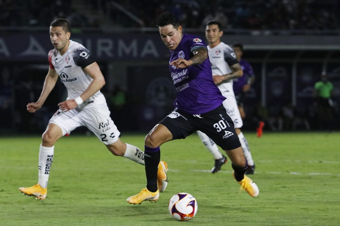 Hugo Nervo del Atlas y Giovanni Augusto Oliveira del Mazatlán disputan el balón. Foto Jam Media 