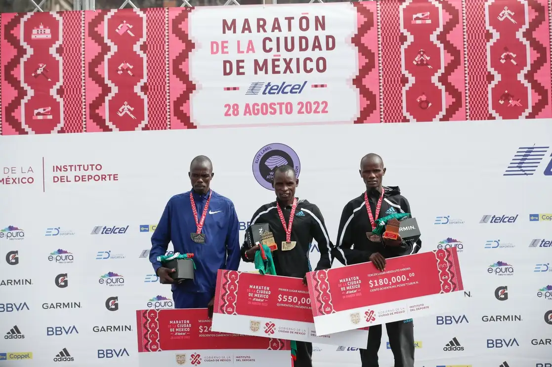 Los kenianos se hicieron del podio de la 39 edición del Maratón de la Ciudad de México. El puesto de honor correspondió a Edwin Kiprop Kiptoo, seguido de Kenneth Kiplagat Limo y Rhonzas Lokitam Kilimo. Foto Víctor Camacho