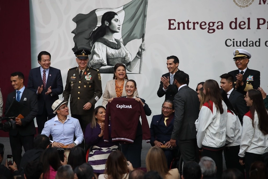 La Presidenta, al momento de recibir su chamarra con la leyenda CapitanA de la delegación tricolor. Foto Yazmín Ortega Cortés 