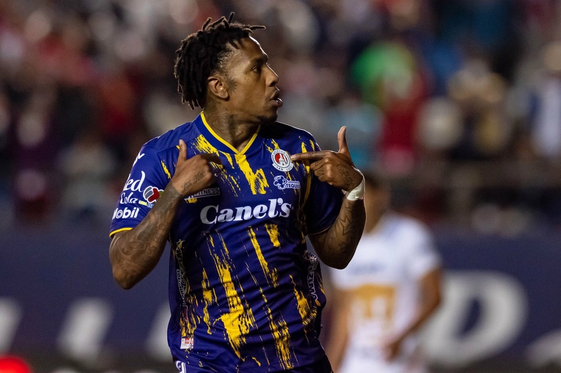 El delantero de Atlético de San Luis, Abel Hernández festeja su anotación durante el encuentro. Foto tomada de la cuenta de Twitter @AtletideSanLuis