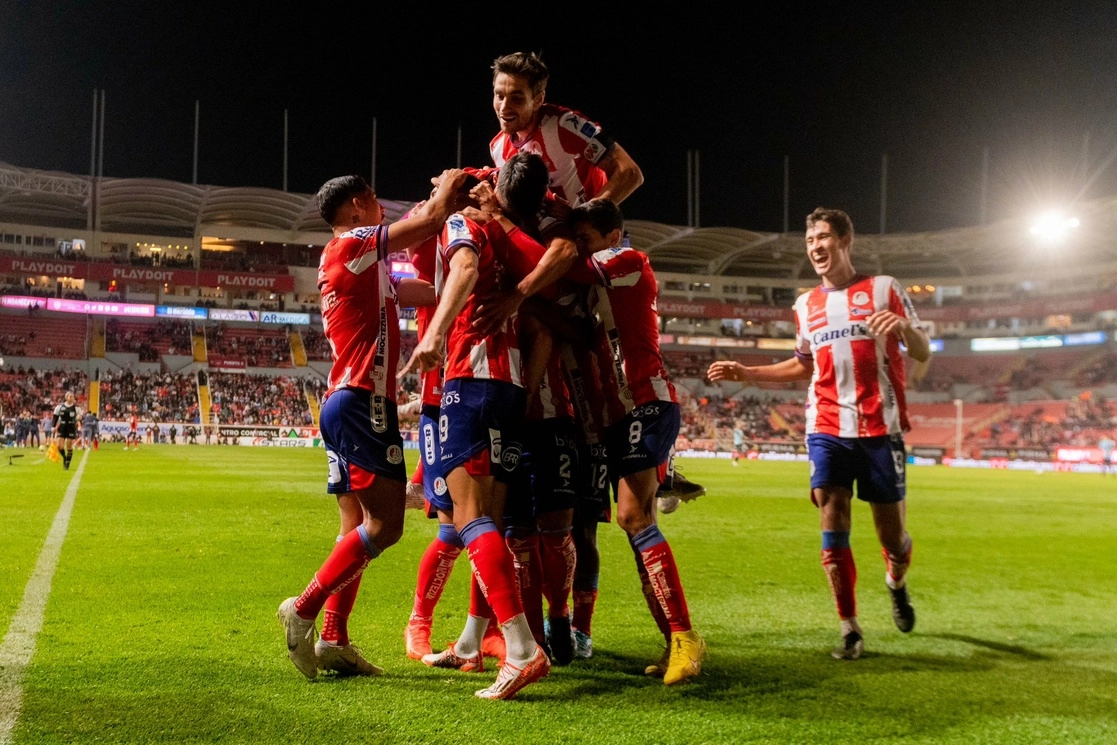 Jugadores del Atlético de San Luis festejan una anotación durante el encuentro. Foto tomada de la cuenta de Twitter @AtletideSanLuis
