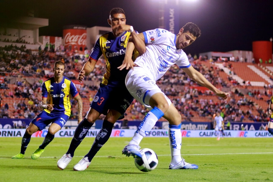 Los futbolistas Jesús Pinuelas del Atlético de San Luis (izq) y Luis Madrigal del Querétaro (der) disputan la esférica durante el encuentro. Foto Jam Media 