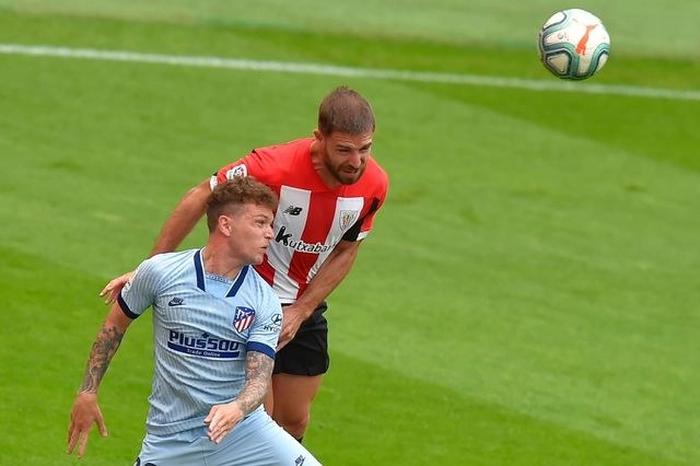 Kieran Trippier del Atlético de Madrid y Yeray Alvarez del Athletic Bilbao disputan la posesión del balón. Foto Afp
