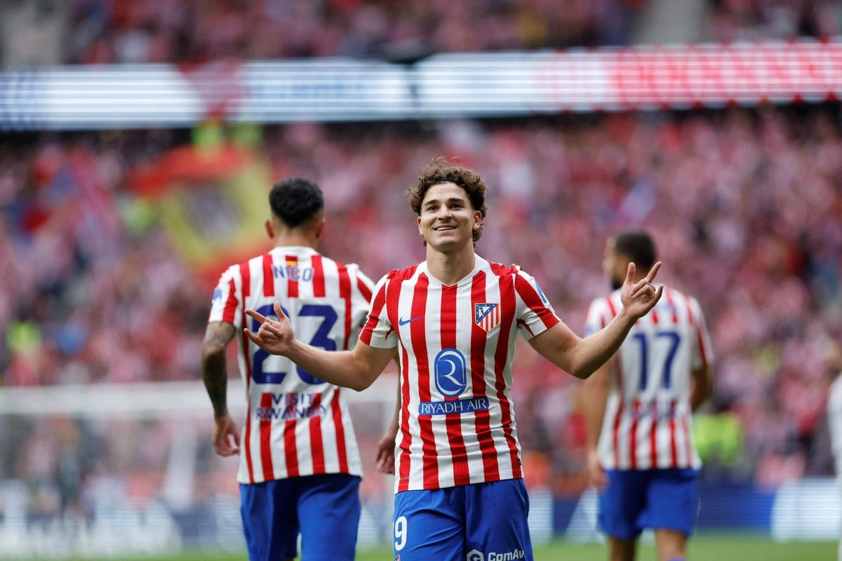 El argentino, Julián Álvarez, del 'Atléti', celebra tras anotar su primer gol del partido contra el Real Madrid, en la jornada siete de La Liga, en el estadio Metropolitano de Madrid, el 27 de septiembre de 2025. Foto 