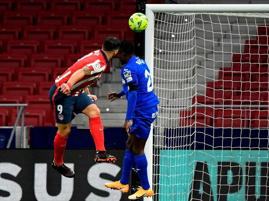 El delantero uruguayo Luis Suárez (9) anotó, con un remate de cabeza, el gol en el triunfo del Atleti 1-0. Foto Afp