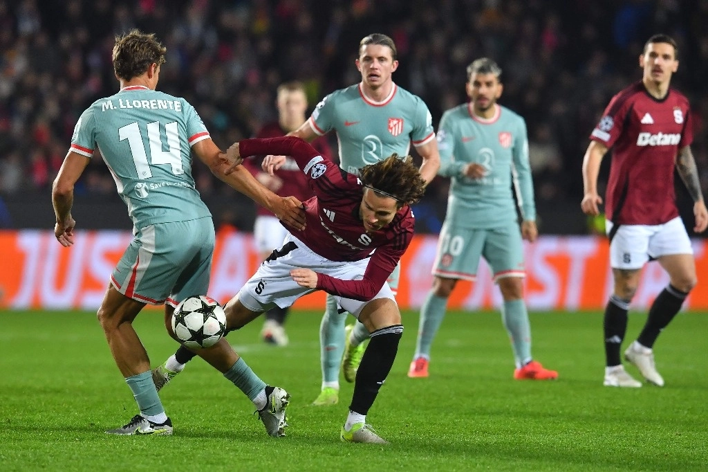 El Atlético de Madrid consiguió un contundente triunfo 6-0 en el campo del Sparta de Praga en la quinta jornada del grupo único de la Liga de Campeones, lo que impulsa al equipo ‘colchonero’ a la zona alta de la competencia, con nueve puntos. Imagen del 26 de noviembre de 2024. Foto Afp