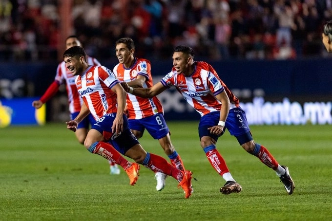 Jugadores celebran la anotación de Javier Güemez. Foto Atlético San Luis
