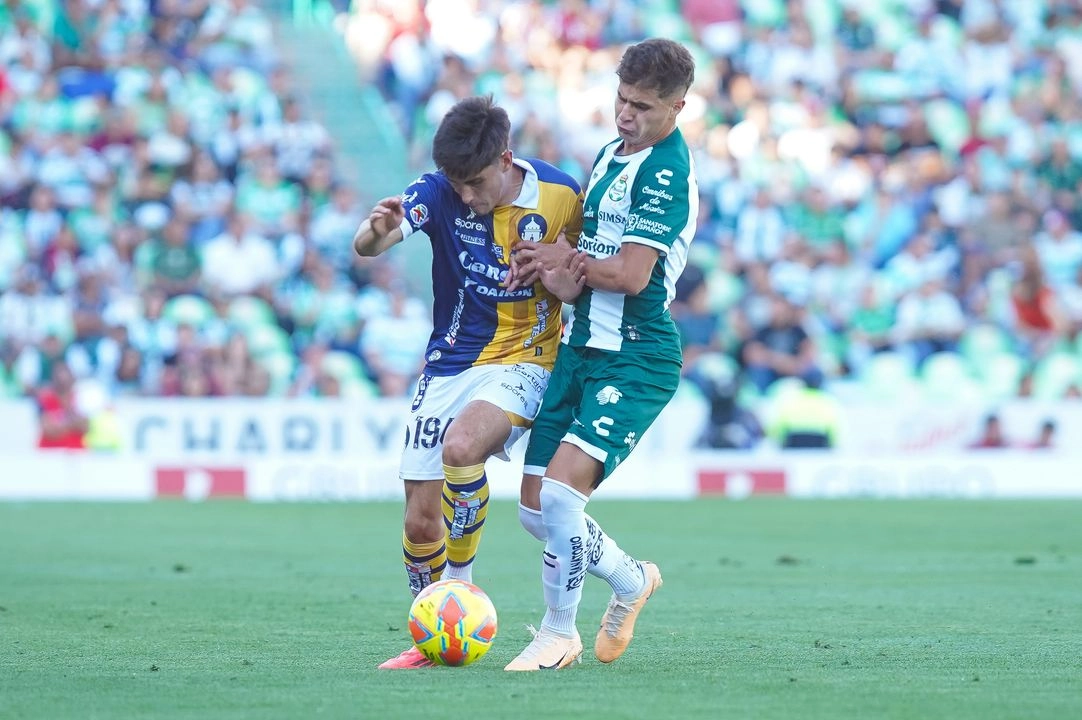 Santos sigue en una crisis profunda. Los pocos aficionados que acuden al estadio TSM Corona, en Torreón, a veces motivados por boletos en oferta o puentes vacacionales, parecen resignados a la nueva realidad del equipo en la Liga Mx. 