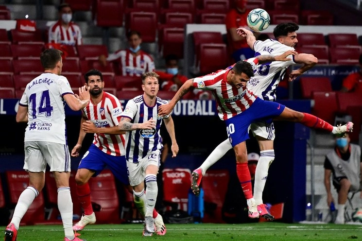 Kike Pérez, del Valladolid, y ‘Vitolo’, del Atlético de Madrid, en el encuentro de este sábado en el estadio Wanda Metropolitan. Foto Afp