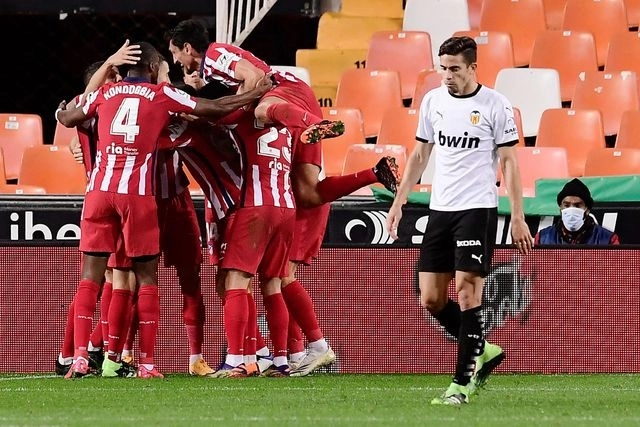 El Atlético de Madrid se afianzó en la segunda posición de la Liga española gracias a su victoria por 1-0 en el terreno del Valencia, en la 11ª jornada. Foto Afp