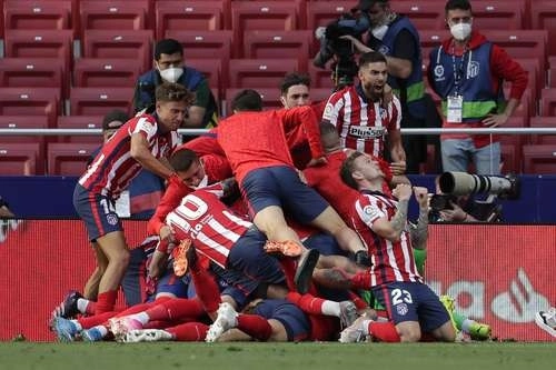 Los jugadores del Atlético de Madrid se lanzaron sobre Luis Suárez para celebrar su gol del triunfo. Foto Ap