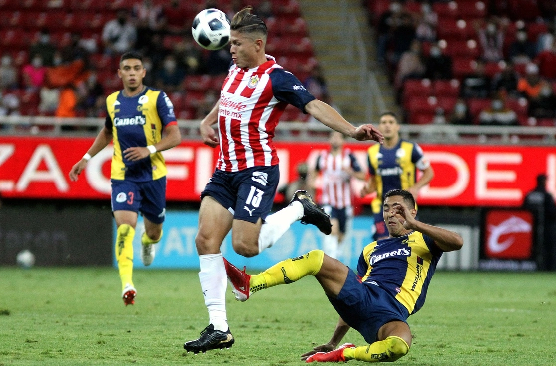 Una de las jugadas del encuentro deportivo. Foto Afp