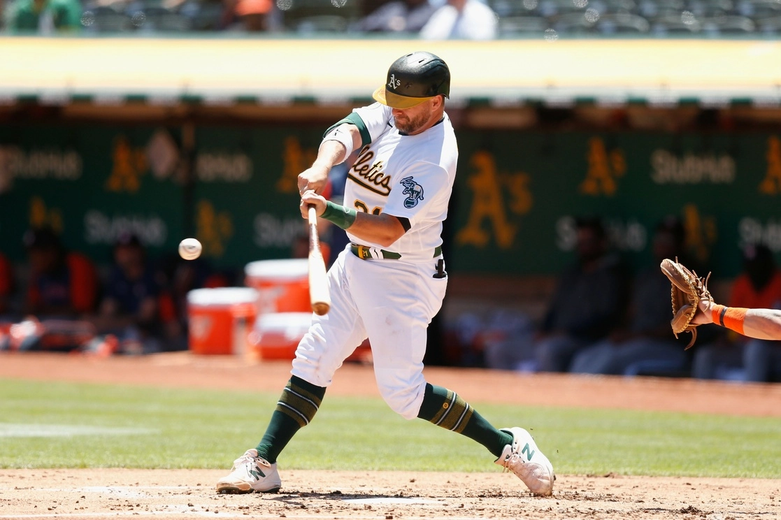 Stephen Vogt conecta un vuelacercas en la segunda entrada del tercer juego de la serie ante Astros de Houston. Foto Afp