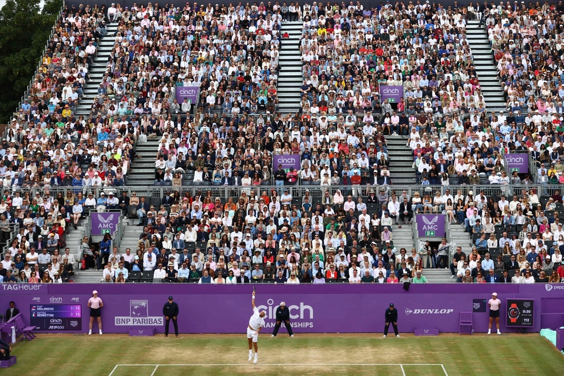 Las comunicaciones verbales entre el jugador y su técnico desde las tribunas sólo serán posibles cuando estén del mismo lado de la pista y deberán limitarse a palabras o frases cortas, sin diálogo, precisó la ATP. En la imagen, las gradas abarrotadas durante el último partido de tenis individual masculino el día 7 del Campeonato ATP cinch en el Queen's Club de Londres, pasado el 19 de junio de 2022. Foto Afp