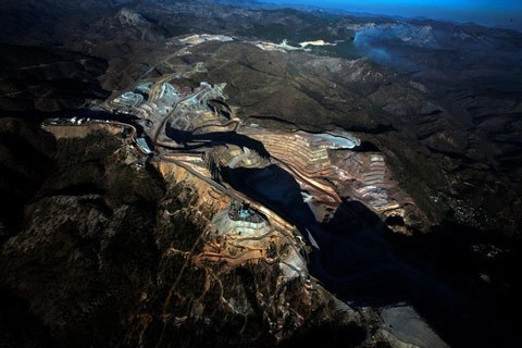 Cinco hombres fuertemente armados asaltaron en menos de 10 minutos la mina de oro Mulatos, ubicada en el municipio de Sahuaripa, en la sierra de Sonora, y escaparon con un botín de lingotes de oro y plata en una avioneta Cessna-206. Imagen tomada de www.alamosgold.com