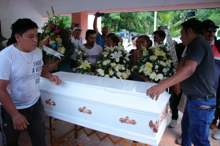Sepelio de la menor Aitana, quien falleció prensada en la clínica 18 del IMSS, en Playa del Carmen, Quintana Roo. Foto Luis Boffil  