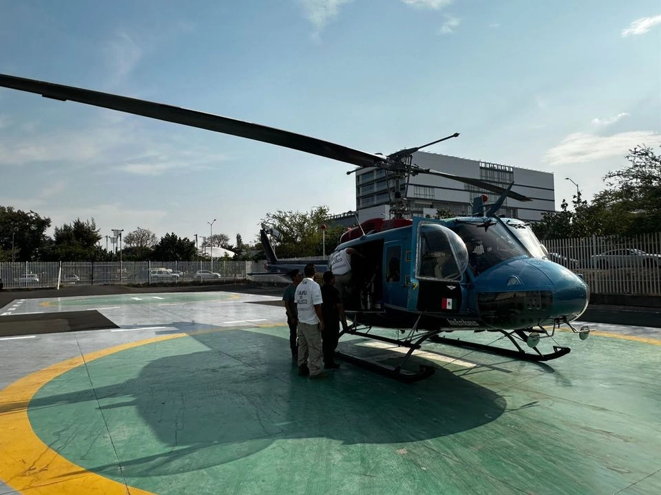 Los seis elementos fueron trasladados en el helicóptero “Witari” a Guadalajara para recibir atención integral en el Centro Médico de Occidente.
