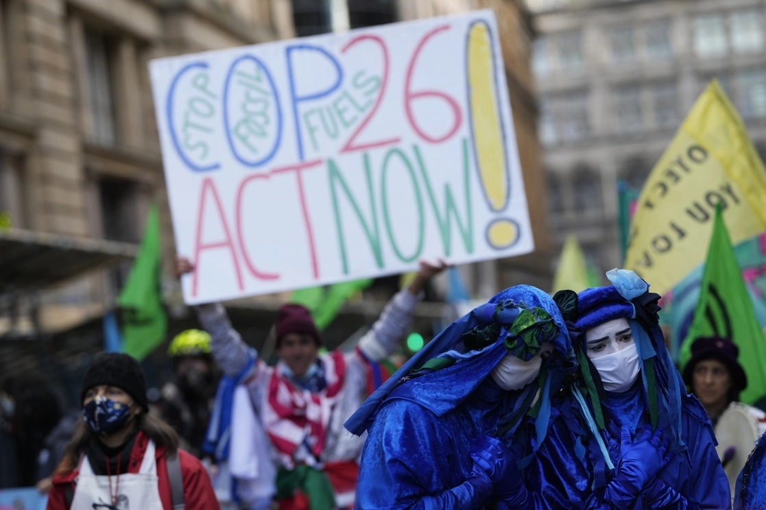 Activistas durante una manifestación cerca de la reunión de la Conferencia de las Naciones Unidas sobre el Cambio Climático (COP26) en Glasgow, Escocia, el 3 de noviembre de 2021. Foto Ap