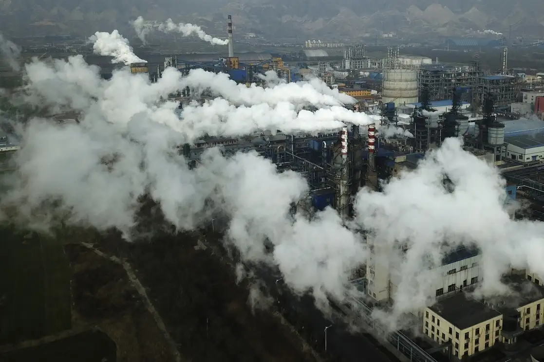 Una nueva investigación atribuye a la contaminación en todas sus variantes la muerte de nueve millones de personas al año en el mundo, y la cifra de decesos que la polución del aire generada por automóviles, camiones e industrias aumentó 55 por ciento desde 2000. Foto Ap / Archivo
