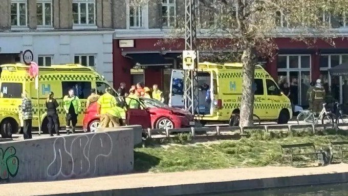 Al lugar han llegado al menos siete ambulancias y varios vehículos de emergencia. Foto