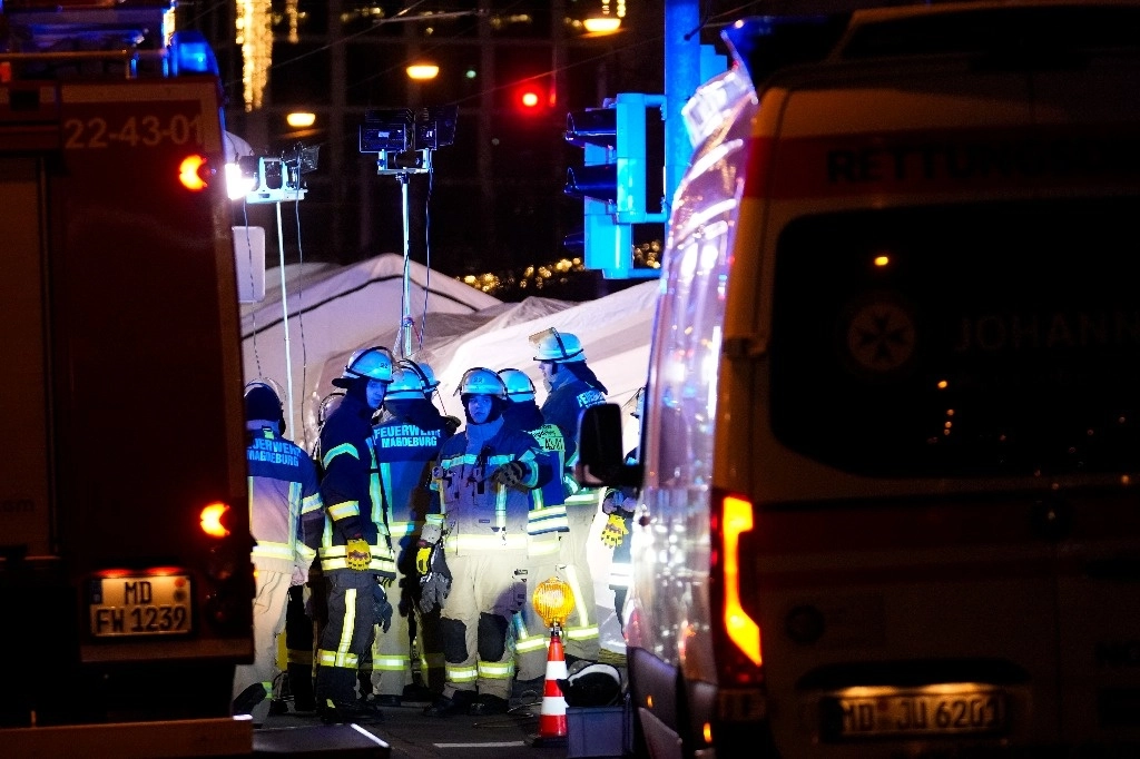Los servicios de emergencia trabajan en una zona acordonada cerca de un mercado navideño, luego de que un automóvil atropellara a una multitud en Magdeburgo, Alemania, el viernes 20 de diciembre de 2024. Foto Ap