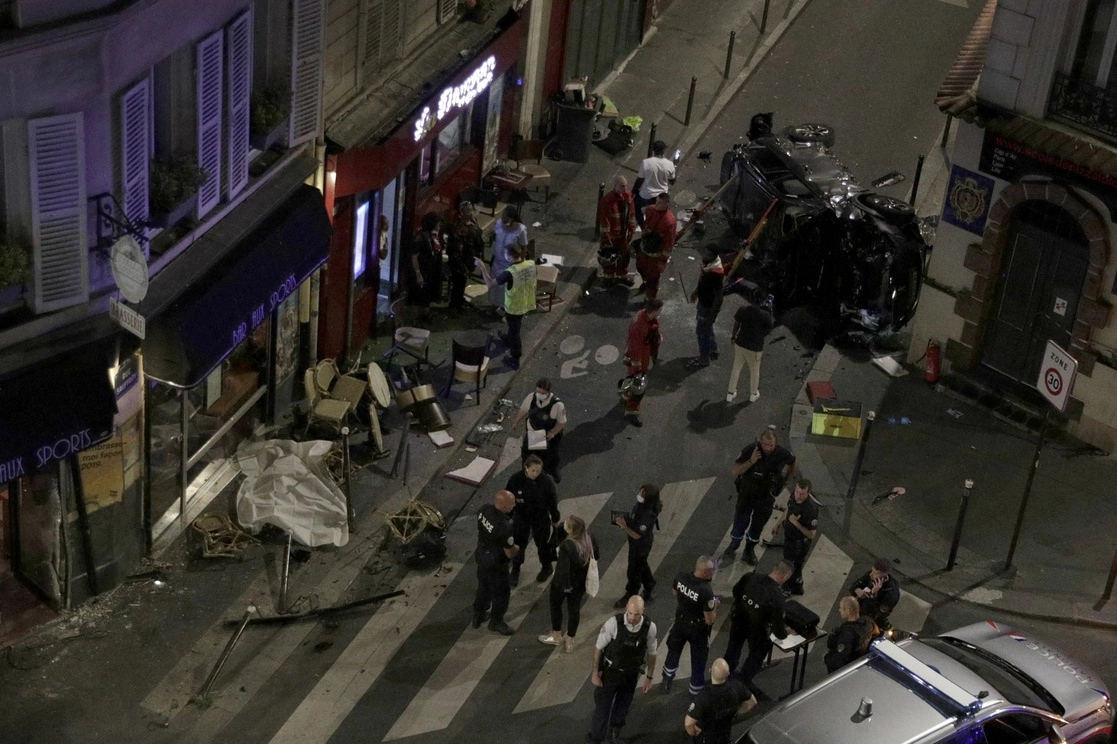 El auto impactó contra la terraza del café ‘Bar aux Sports’ en París matando a una mujer en el acto. Foto Afp