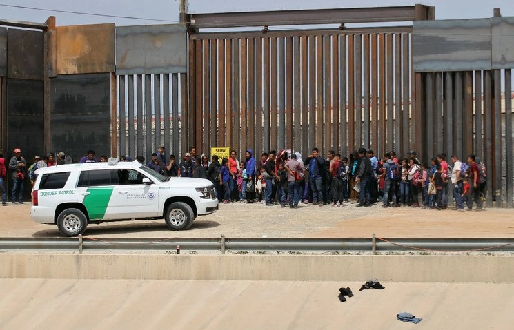 Migrantes detenidos en el muro fronterizo de Estados Unidos con Ciudad Juárez en México. Foto Afp/ archivo