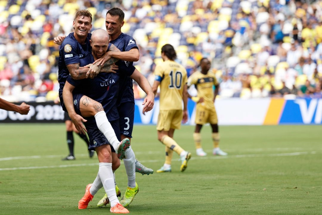 Christian Gray (centro), profesor de secundaria y quien es felicitado por su compañeros, se convirtió en la figura del equipo neozelandés, luego de anotar el gol del empate ante el Boca Juniors, que a la postre significó la eliminación de los sudamericanos en el 'Mundialito'. Foto 
