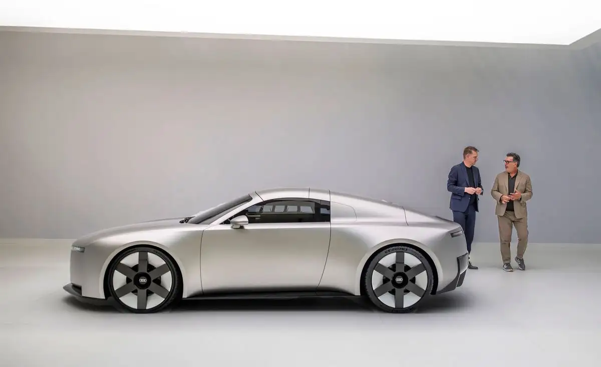 Milán fue el escenario donde fue revelado por vez primera al Concept C en presencia de Gernot Döllner, CEO de Audi, y de Massimo Frascella, director de Diseño de la firma alemana, más adelante fue presentado en el IAA de Múnich. Foto 
