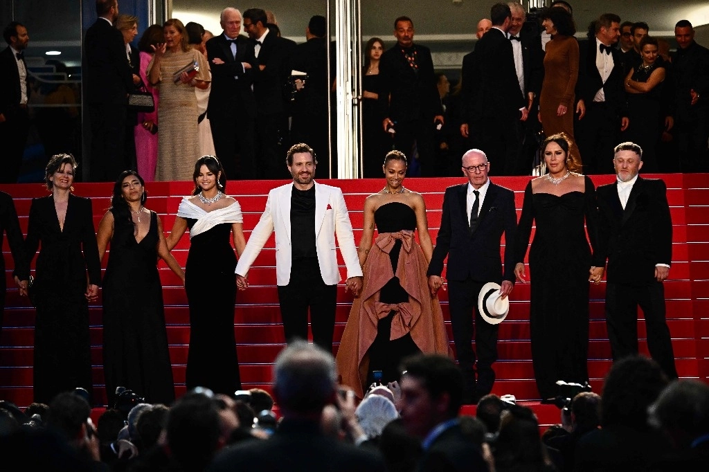  la actriz mexicana Adriana Paz, la actriz estadounidense Selena Gómez, el actor venezolano Edgar Ramírez, la actriz estadounidense Zoe Saldana, el director francés Jacques Audiard, la actriz mexicana Karla Sofia Gascon y el coreógrafo belgo-francés Damien Jalet posan después de la proyección de película "Emilia Pérez" en la 77ª edición del Festival de Cine de Cannes en Cannes, sur de Francia, el 18 de mayo de 2024.  Foto Afp