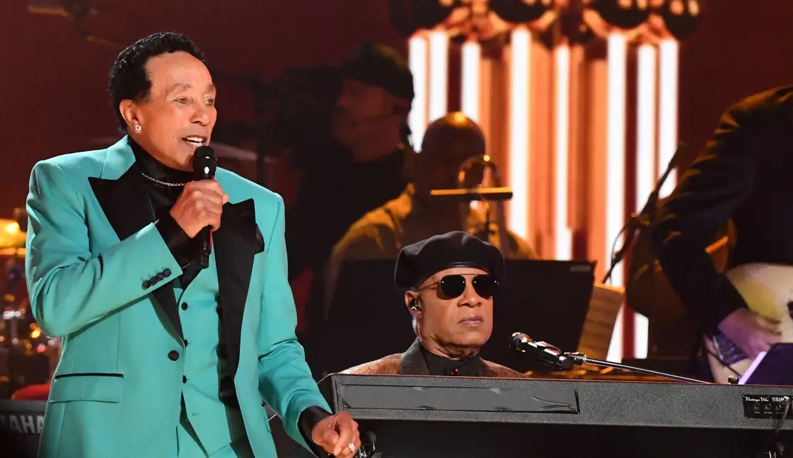 El cantautor estadunidense Smokey Robinson (izq.) y Stevie Wonder durante la 65a. Entrega Anual de los Premios Grammy en la Crypto.com Arena, en Los Ángeles, California, el 5 de febrero de 2023. Foto Afp