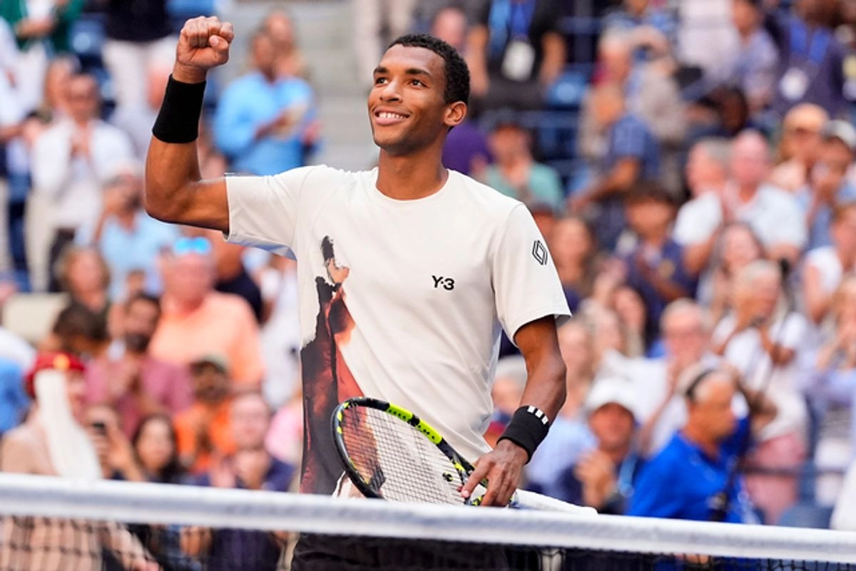 El tenista canadiense, Auger-Aliassime festeja al término del encuentro. Foto 