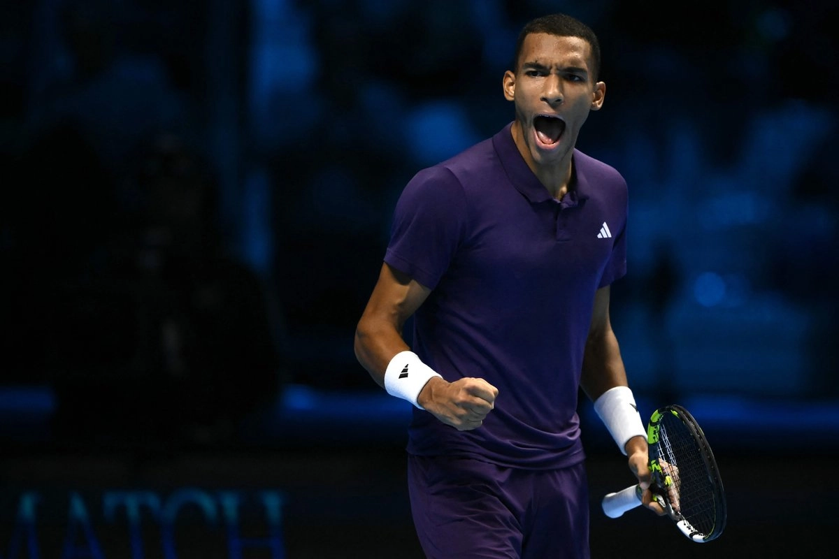 El canadiense Felix Auger-Aliassime remontó contra el estadunidense Ben Shelton por 4-6, 7-6 (9/7) y 7-5 en Turín, en su segundo encuentro del Masters ATP, el 12 de noviembre de 2025. Foto 