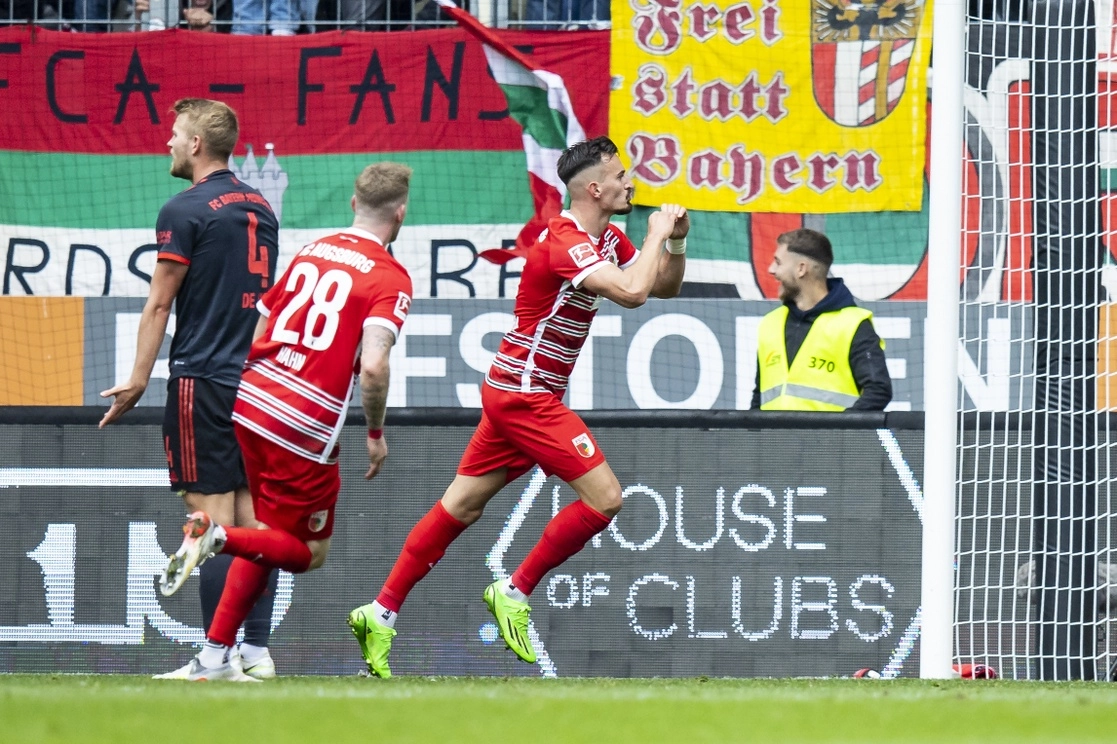 Mergim Berisha del Augsburg marcó el gol de la victoria ente el Bayern en el clásico bávaro. Foto Ap