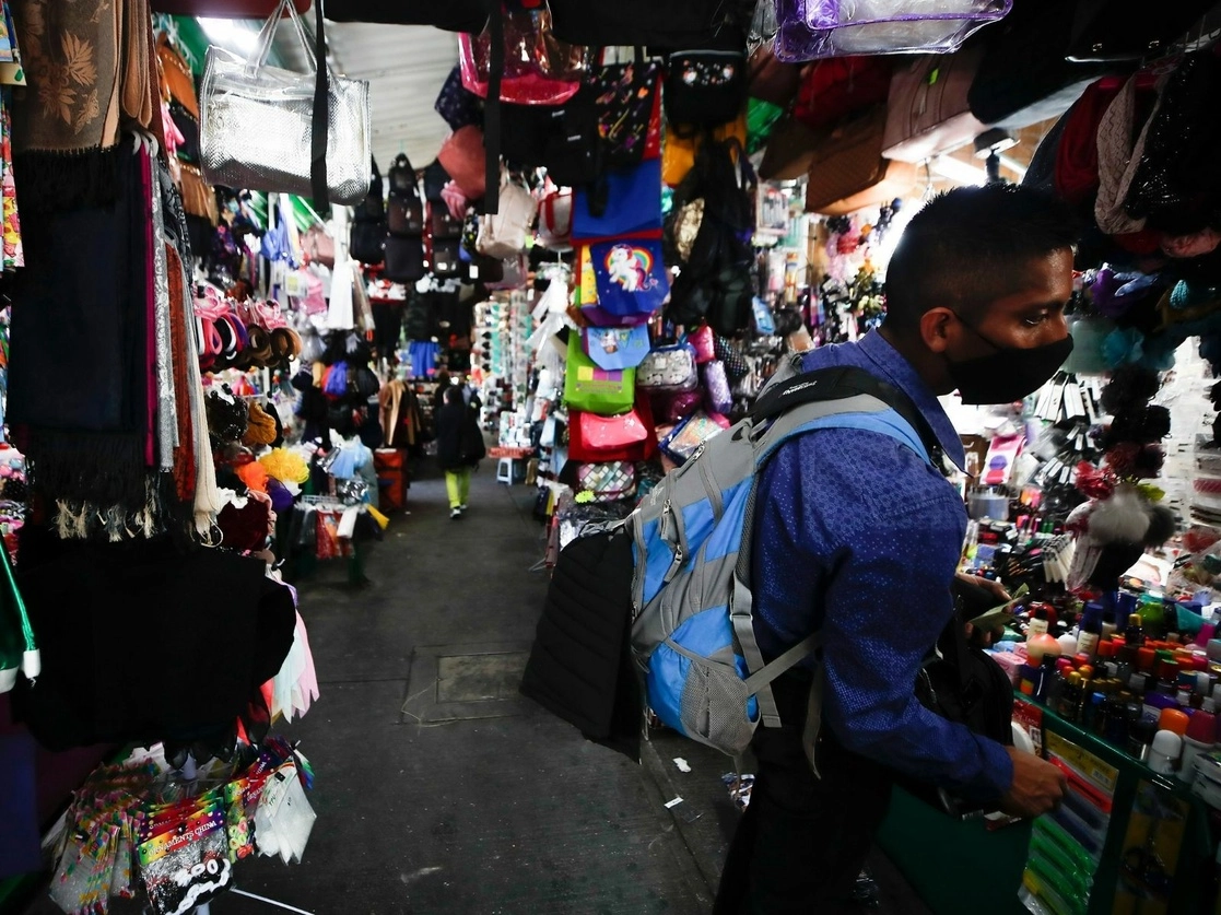 Comercios en el paredero Indios Verdes, en la Ciudad de México. Foto Víctor Camacho