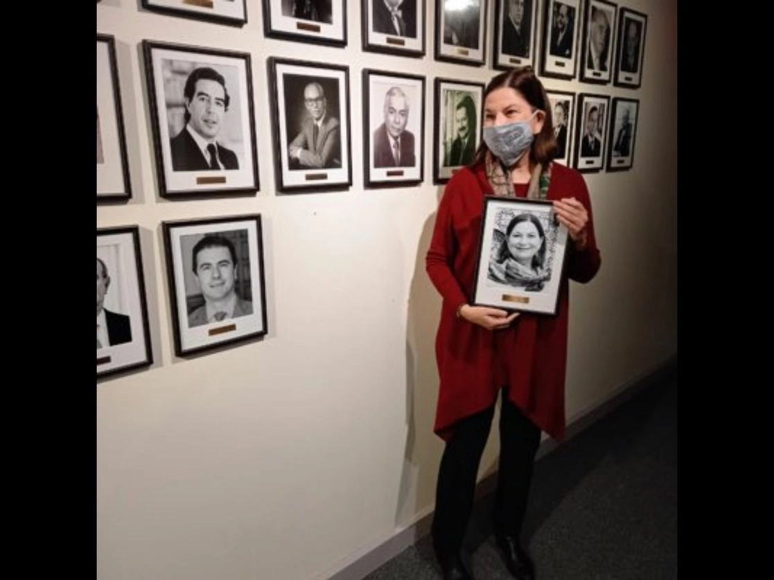 En su último día como representante nacional, Martha Bárcena se dispone a colocar su foto en la galería de embajadores de la sede de México en Estados Unidos, el 18 de febrero de 2021. Foto cortesía Martha Bárcena