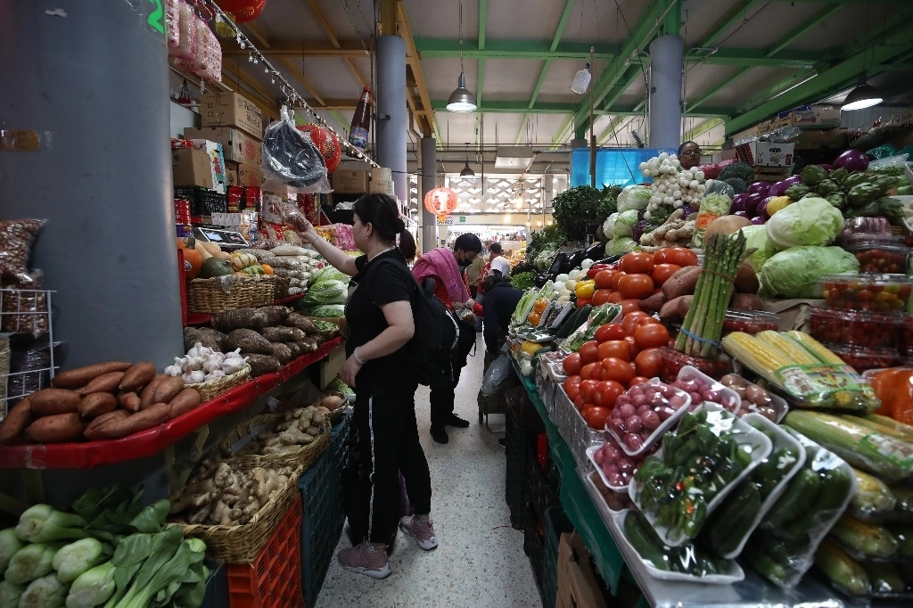 Compras en el mercado de San Juan en la CDMX. Foto Yazmín Ortega Cortés