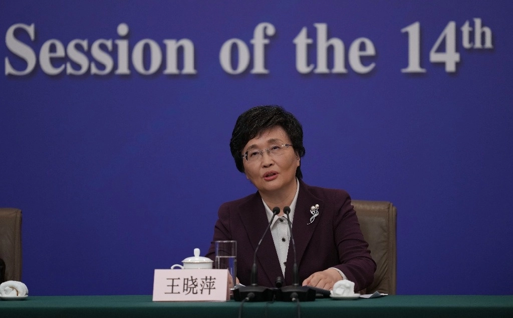 La ministra de Recursos Humanos y Seguridad Social, Wang Xiaoping, habla durante una conferencia de prensa para la segunda sesión al margen del Congreso Nacional del Pueblo en Beijing, China, el sábado 9 de marzo de 2024. Foto Ap