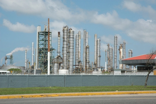 En Veracruz se encuentra la región de producción petroquímica más importante de México, en ella operan los complejos 'La Cangrejera', 'Pajaritos', 'Morelos' y 'Cosoleacaque', además de la Refinería General Lázaro Cárdenas del Río. Foto Javier Pulido tomada de https://www.jornada.com.mx/2021/03/20/delcampo/articulos/cultura-petrolera-clasica.html