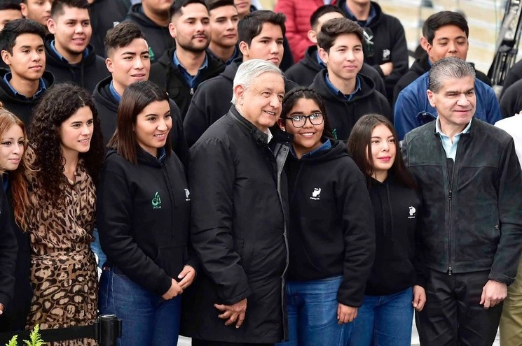 El presidente López Obrador anunció el Coahuila el aumento a la beca de Jóvenes Construyendo el Futuro. Foto Presidencia