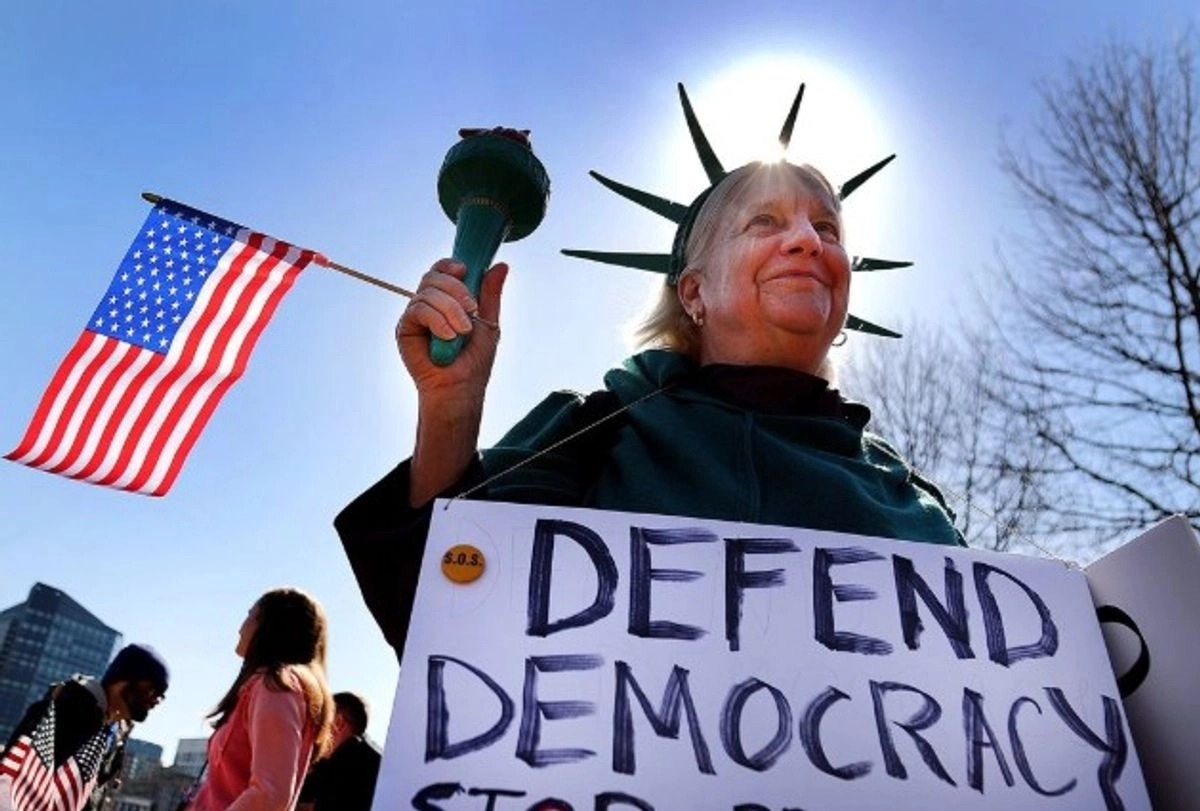 Estadunidenses durante una protesta en Boston en EU.