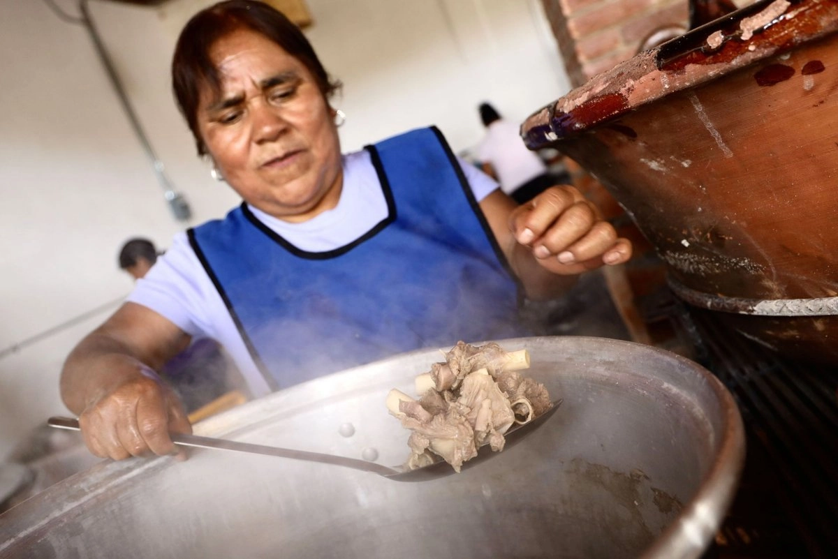 El producto cárnico más consumido en el país entre enero y agosto pasado fue el pollo, con 3 millones 350 mil 624 toneladas, lo que representó un incremento anual de 3.4 por ciento. 
